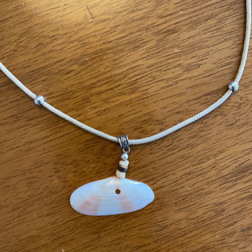 Handmade shell necklace - Picture 4 of 7